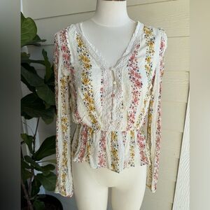 Le Lis- Floral Lace Trim Blouse